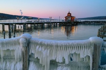 Giải mã những tiếng nổ như súng vang lên từ dưới lòng hồ kéo dài 400 năm