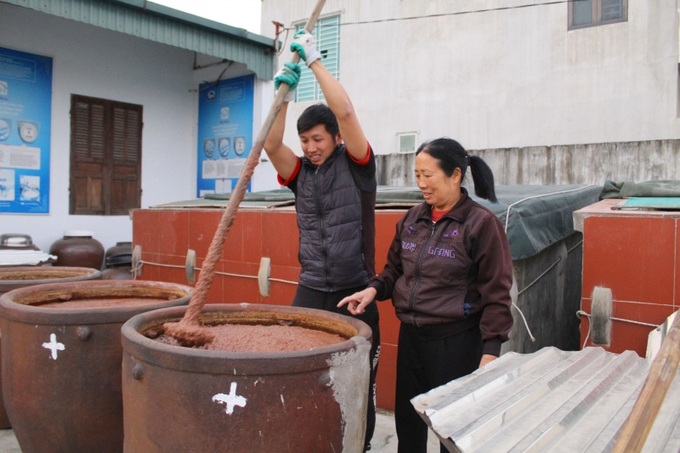 Những thùng nước mắm thơm ngon của gia đình ông Lê Xuân Tôn (thôn Bắc Sơn, xã Hoằng Phụ) chuẩn bị lên đường phục vụ Tết.