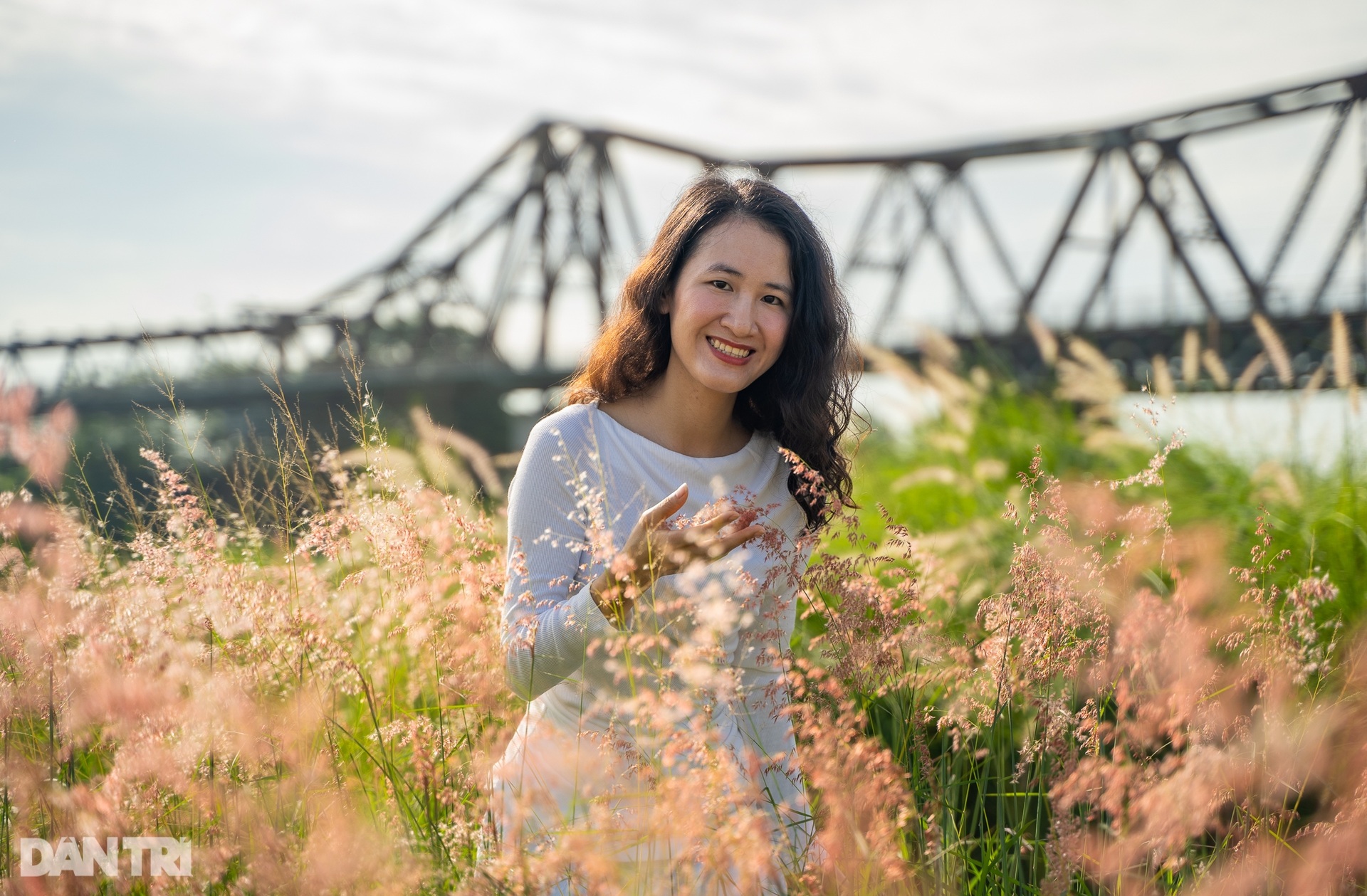 យុវជនសម្រុកថតរូបនៅវាលស្មៅពណ៌ផ្កាឈូកនៅជើងស្ពាន Long Bien - ៧ Giới trẻ đổ xô về chụp ảnh tại bãi cỏ hồng dưới chân cầu Long Biên - 7