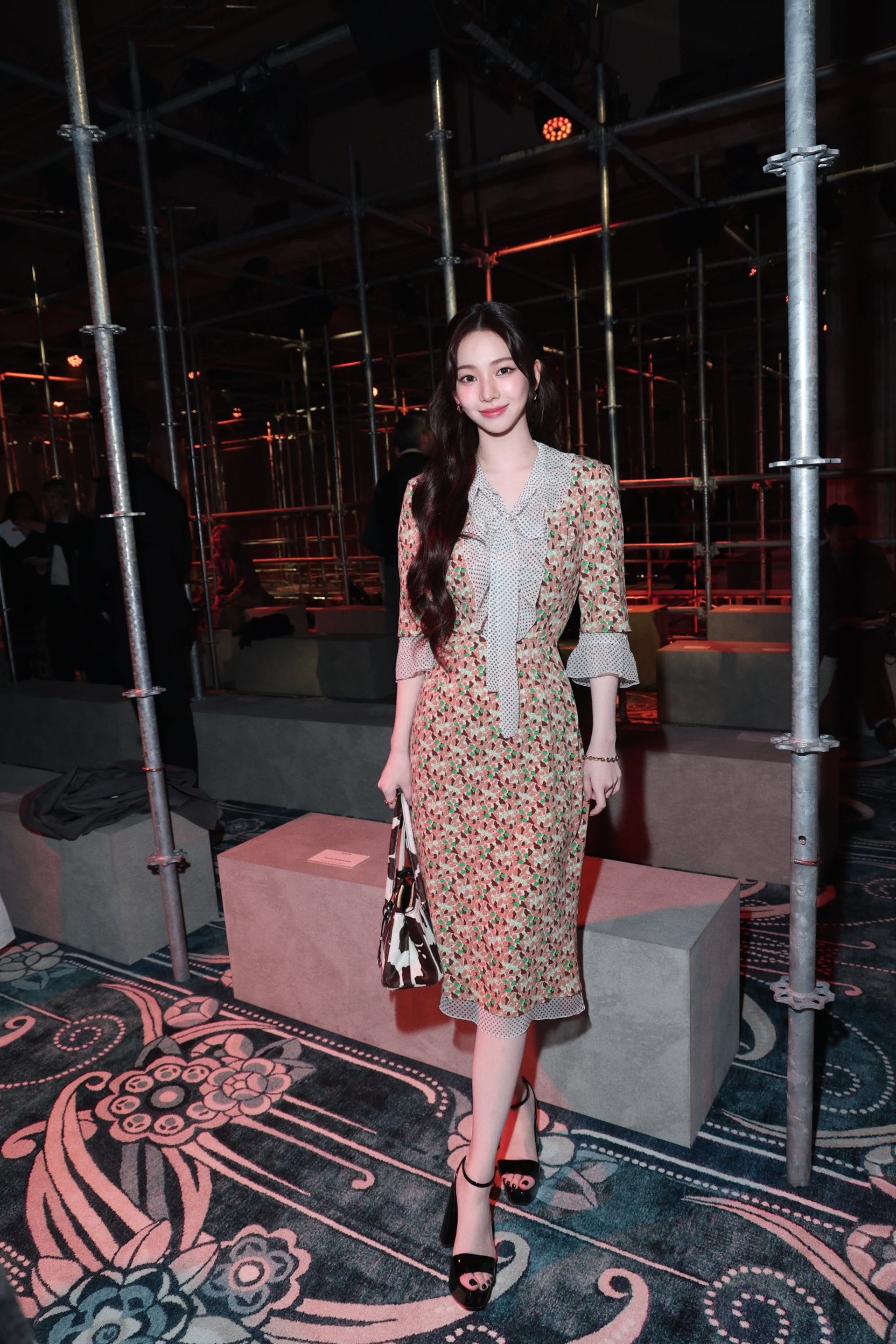 Karina bị chê mặc đồ an toàn, kém nổi bật so với nữ thần tượng 20 tuổi - 2 Karina bị chê mặc đồ an toàn, kém nổi bật so với nữ thần tượng 20 tuổi - 2
