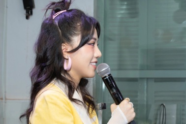 Phùng Khánh Linh: "Tôi sẽ kết hôn với... sân khấu"