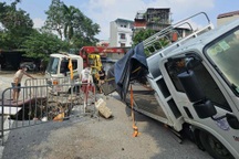 Ô tô tải tụt xuống "hố tử thần", xe cứu hộ tới cũng bị sụt lún