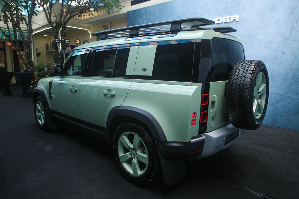 Land Rover Defender bản kỷ niệm có giá 6,9 tỷ đồng, chỉ 5 xe tại Việt Nam - 2 Land Rover Defender bản kỷ niệm có giá 6,9 tỷ đồng, chỉ 5 xe tại Việt Nam - 2