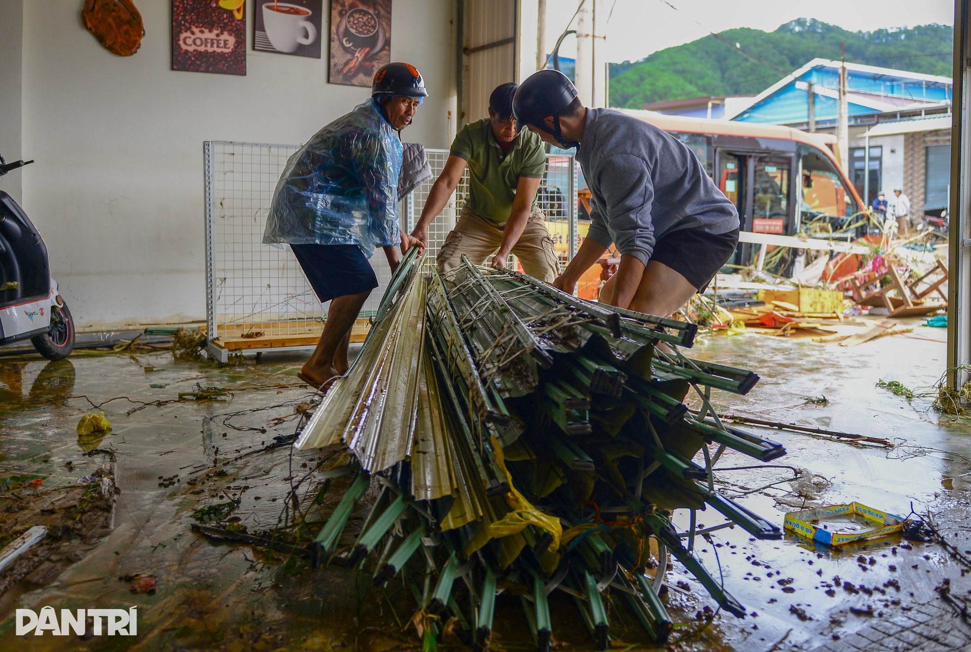 Một đêm lũ dữ, nhiều gia đình ở Lâm Đồng trắng tay - 9