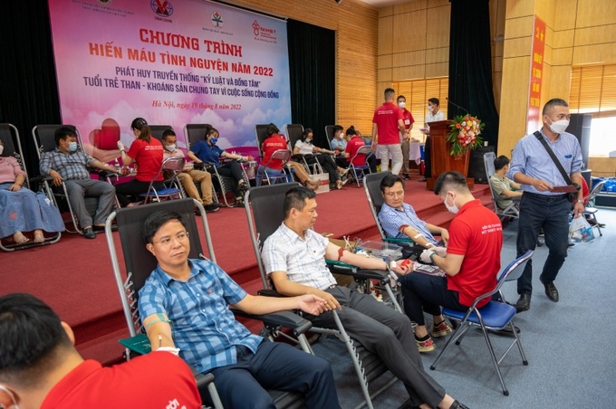 Đại biểu là lãnh đạo các phòng, ban và các công ty thành viên Tập đoàn TKV cũng tham gia hiến máu tình nguyện.