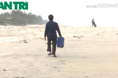 Người dân liên tiếp phát hiện hàng loạt gói nghi ma túy trôi dạt trên biển