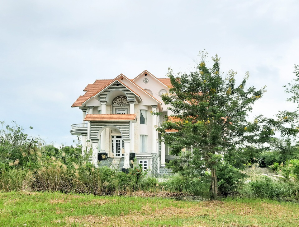 Vụ biệt thự đại gia nghi trúng đạn: Gỡ cửa kính gửi kỹ thuật hình sự - 2 Vụ biệt thự đại gia nghi trúng đạn: Gỡ cửa kính gửi kỹ thuật hình sự - 2