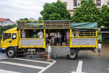 Xe tải "hoá" phà cứu hộ giúp dân qua điểm ngập sâu ở Hà Nội