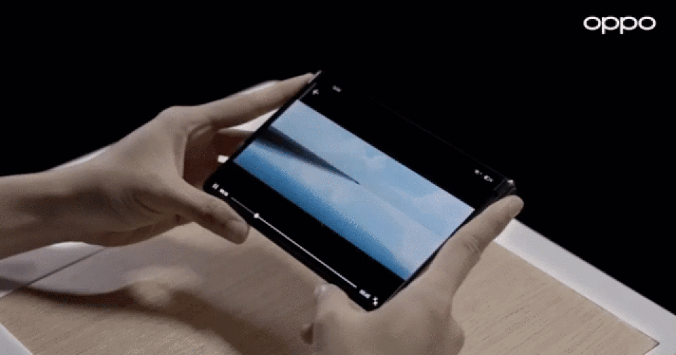 Oppo khoe smartphone màn hình cuộn và công nghệ sạc pin qua không khí - 1 Oppo khoe smartphone màn hình cuộn và công nghệ sạc pin qua không khí - 1