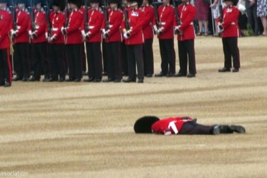 Vệ binh bị ngất trong lễ mừng sinh nhật Nữ hoàng Anh