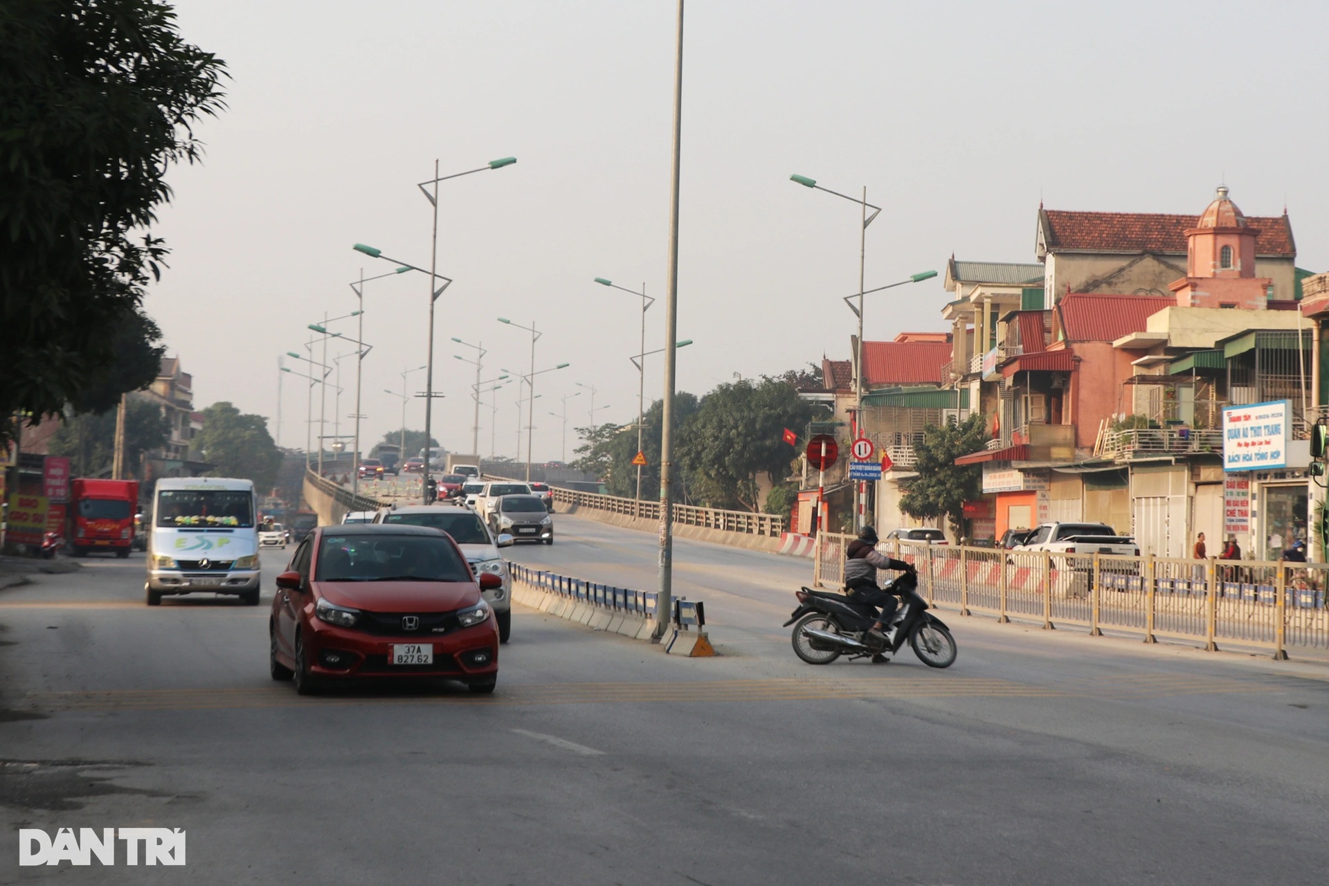Nhiều người vi phạm giao thông trên đường phố Vinh dù mức phạt tăng nặng - 8 Nhiều người vi phạm giao thông trên đường phố Vinh dù mức phạt tăng nặng - 8