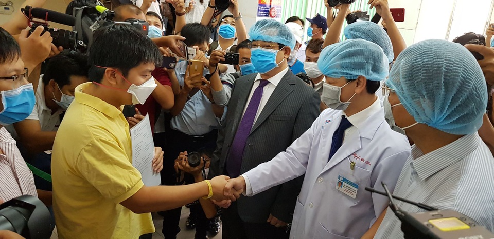 Bộ Y tế: Bệnh nhân virus corona được điều trị miễn phí - 1 Bộ Y tế: Bệnh nhân virus corona được điều trị miễn phí - 1