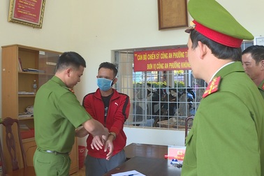 Người đàn ông "mất" Tết vì buôn bán pháo hoa