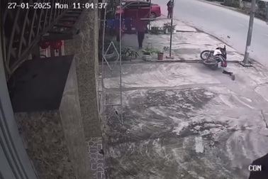 Thanh niên sống sót may mắn sau khi lao mạnh vào cột điện ven đường