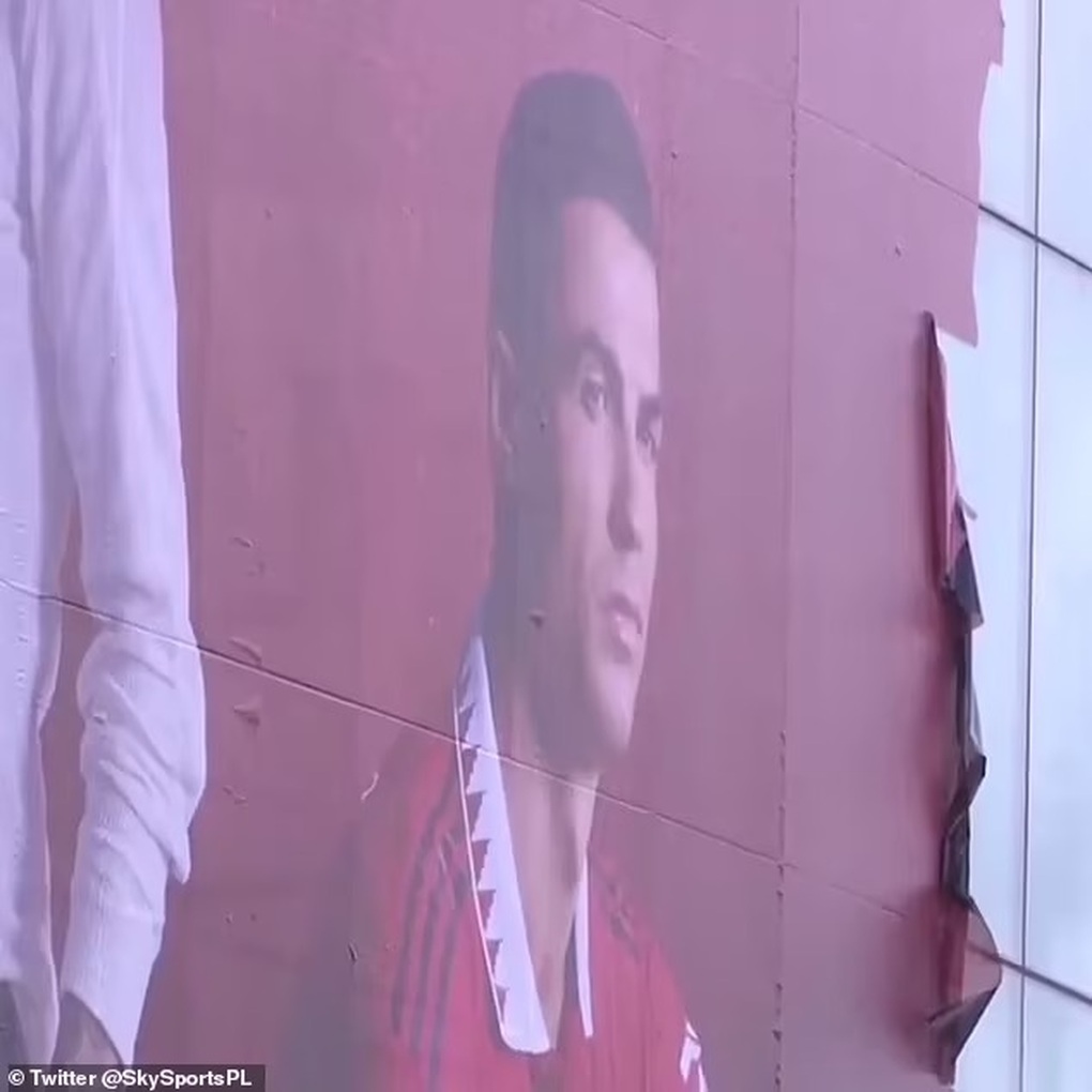Man Utd gỡ hình Ronaldo tại Old Trafford - 1 Man Utd gỡ hình Ronaldo tại Old Trafford - 1