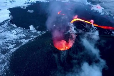Trực thăng du lịch rơi xuống hồ núi lửa, 8 người mất tích