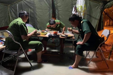 Hà Tĩnh: Hàng trăm chiến sĩ dầm mình trong mưa bão để "canh" dịch