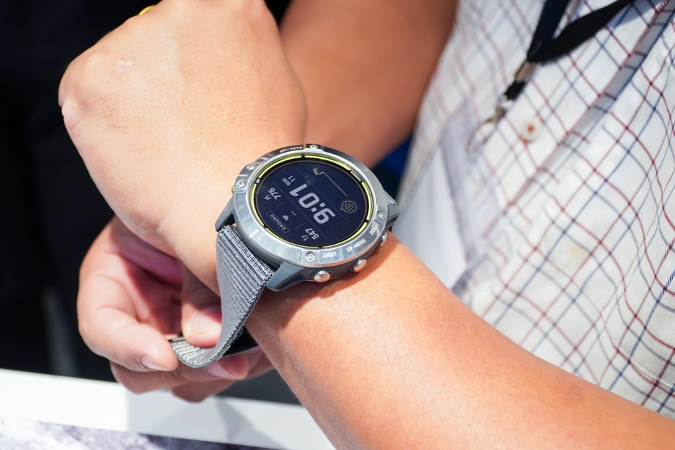 Smartwatch pin 65 ngày, giá 20 triệu đồng về Việt Nam - 4 Smartwatch pin 65 ngày, giá 20 triệu đồng về Việt Nam - 4