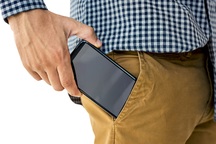 Để điện thoại trong túi quần khiến quý ông bị “yếu”?