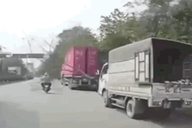 "Bắt quả tang" cây khô bật gốc hạ gục người đi xe máy