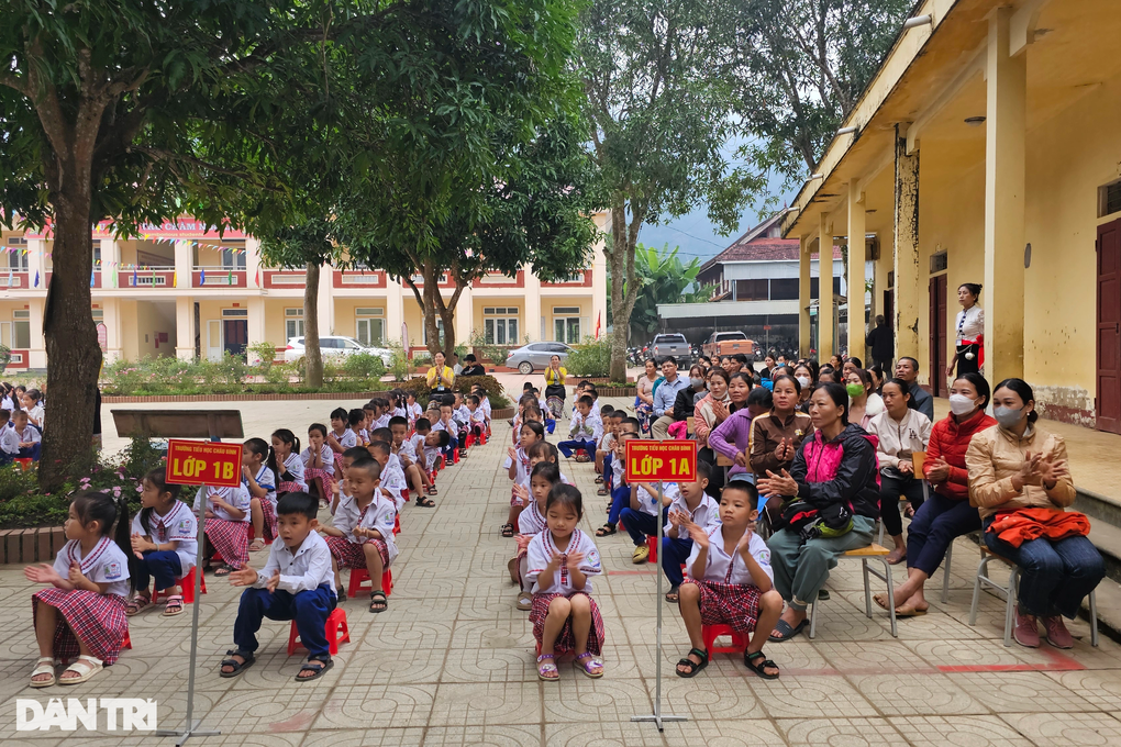 Trao tặng 1.000 áo ấm tới học sinh miền núi - 2 Trao tặng 1.000 áo ấm tới học sinh miền núi - 2