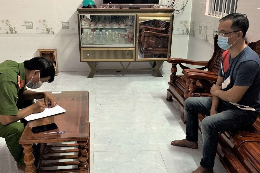 Tài xế có hơi men, thông chốt kiểm soát dịch Covid-19 - 1