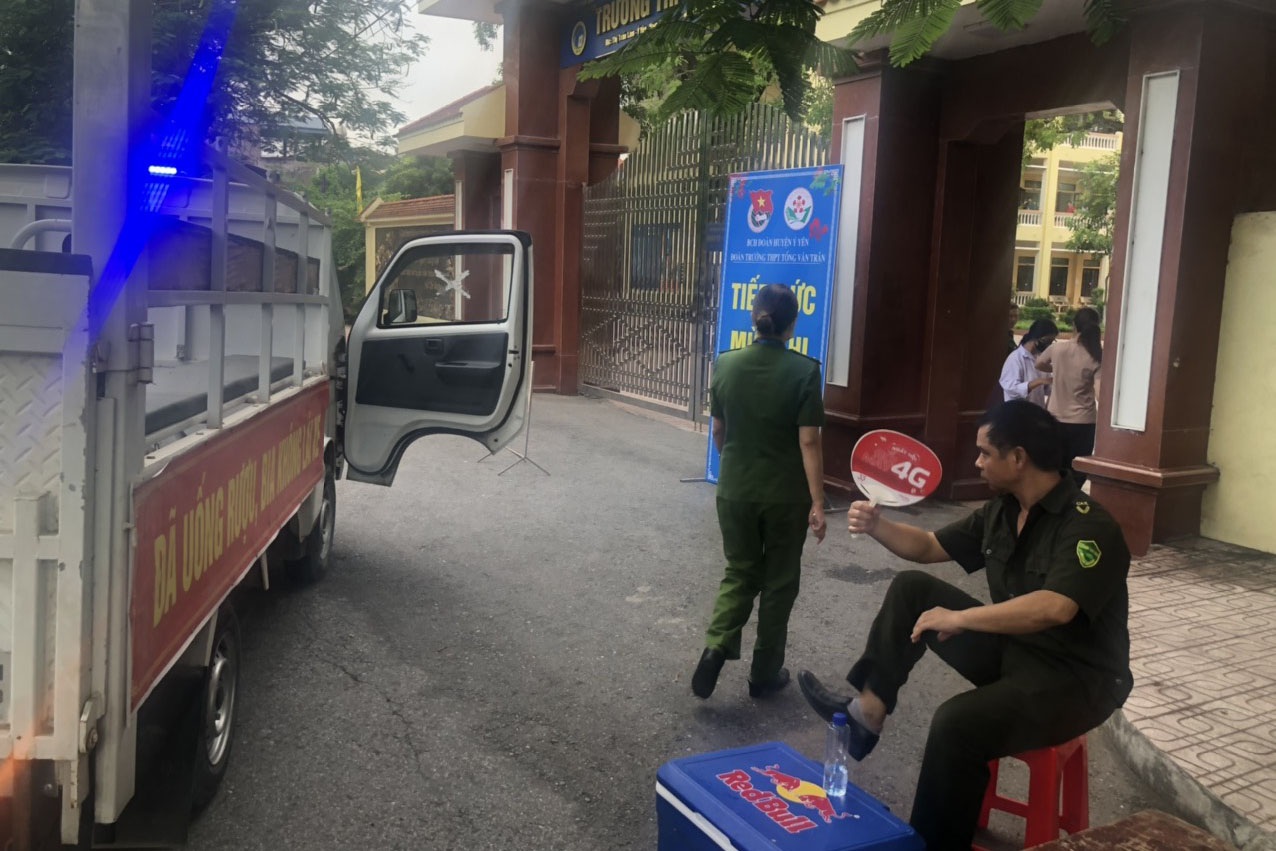 ប៉ូលីសបានទៅផ្ទះសិស្សនោះដើម្បីមកយកគាត់បន្ទាប់ពីគាត់បានទៅកាលបរិច្ឆេទប្រឡងខុស - 1 Công an đến tận nhà đón thí sinh nhầm lịch đi thi - 1