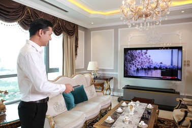 TV trăm triệu, “gu chơi” của các phòng khách thượng lưu