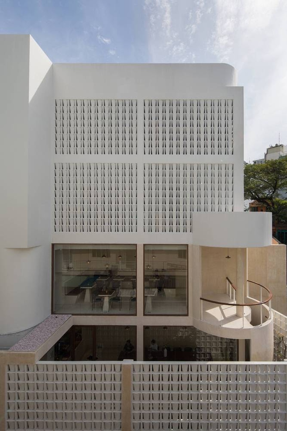 Độc lạ quán cà phê nửa kín nửa hở, phong cách nhỏ giọt ở Sài Gòn - 6