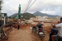 Bình Định: Thi công “phá” đường dân sinh, dân bức xúc ngăn cản?