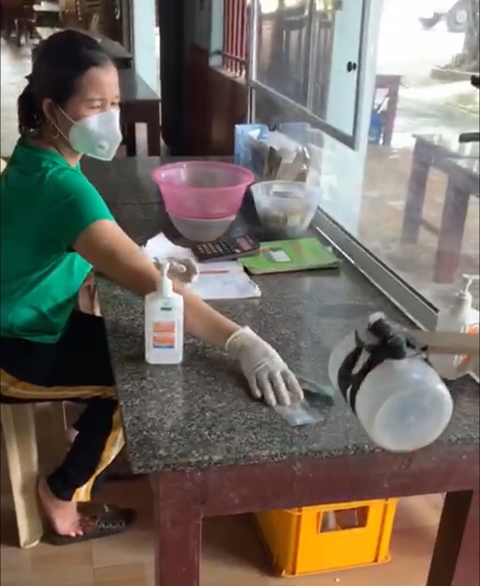 Quán ăn dùng gậy tự chế, thực đơn đeo cổ khi giao dịch với khách - 3 Quán ăn dùng gậy tự chế, thực đơn đeo cổ khi giao dịch với khách - 3