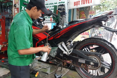 Ấm lòng anh thợ sửa miễn phí cho xe bị ngập nước