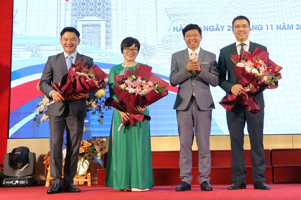 Viện Đào tạo Báo chí và Truyền thông - ĐH KHXHNV có ban lãnh đạo mới - 1 Viện Đào tạo Báo chí và Truyền thông - ĐH KHXHNV có ban lãnh đạo mới - 1