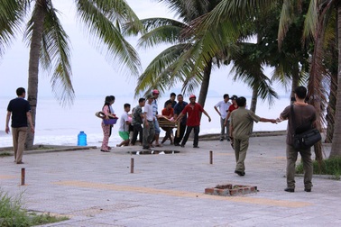 Nhân viên bảo vệ bãi tắm chết bất thường gần miệng cống