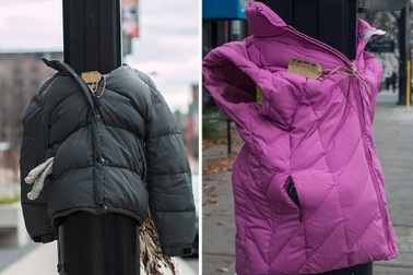 Câu chuyện về tình người ấm áp phía sau “những cột đèn mặc áo”