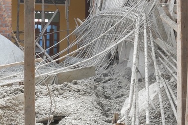 Sập trần chánh điện chùa đang xây, 5 người bị thương