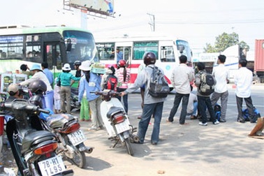 Bến cóc, xe dù như “nấm mọc sau mưa”