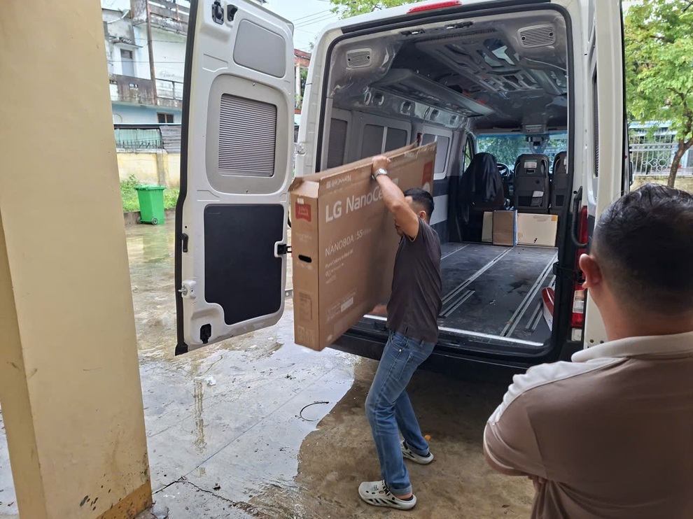 LG tiếp nhận sửa chữa hơn 2.000 thiết bị hư hại sau mưa lũ tại miền Trung - 2