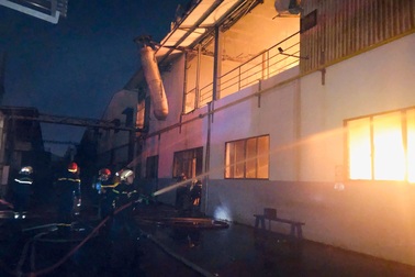 TPHCM: 33 lính cứu hoả bị thương trong lúc chữa cháy