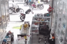 Nghi phạm móc điện thoại, kéo lê người phụ nữ trên đường bị bắt