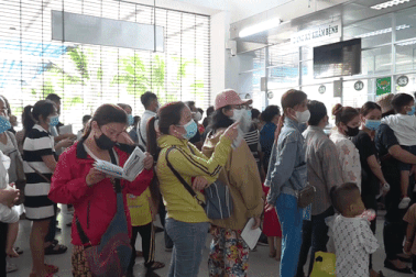 Xếp hàng đưa con đi khám bệnh tay chân miệng ở TPHCM