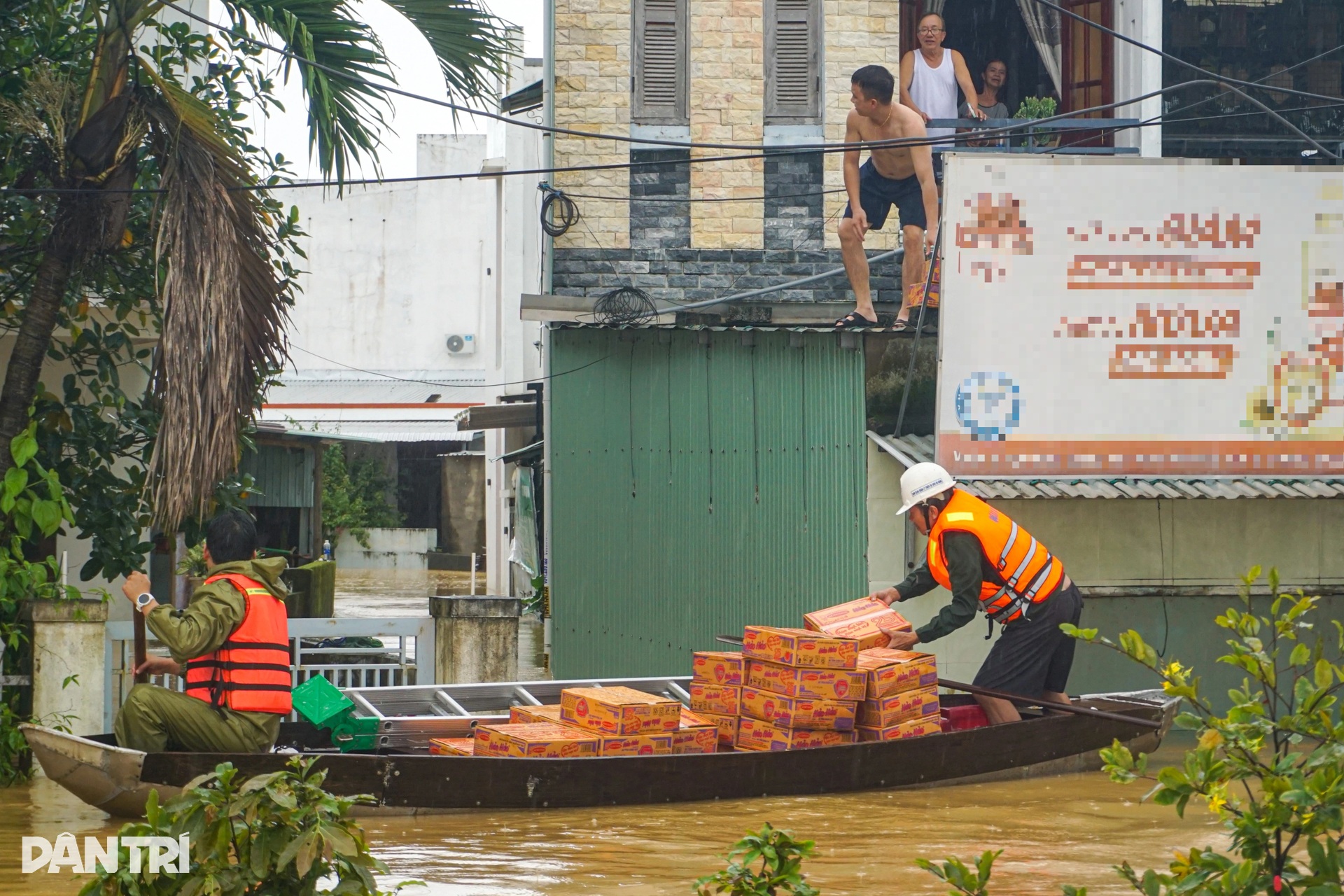 Vượt dòng nước lũ ngang đầu, chia nhau từng gói mì, hộp bánh - 11