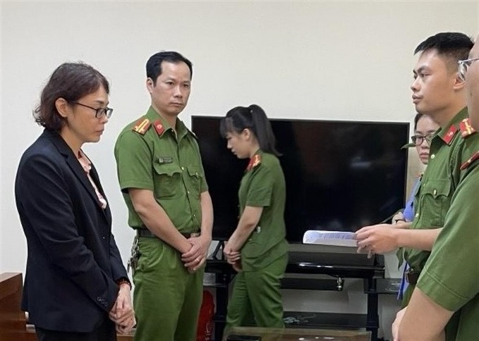 Cơ quan Cảnh sát điều tra Công an tỉnh Cao Bằng tống đạt các Quyết định và Lệnh đối với Hoàng Thị Minh Hiền. 