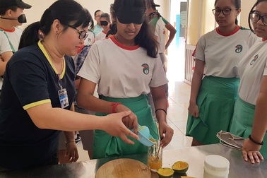 Tiết dạy đầu đời của cô giáo luôn là người "chào học sinh" trước