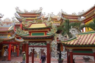 Biệt phủ nguy nga của chủ nhân bữa tiệc 2.000 mâm