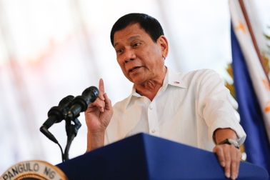 Tổng thống Duterte lý giải thói quen nhai kẹo cao su gây tranh cãi