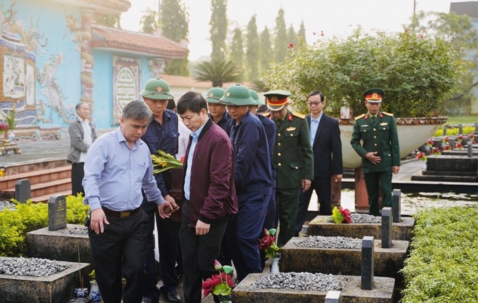 Di chuyển hài cốt liệt sĩ đến nơi an táng tại Nghĩa trang Liệt sĩ thị xã Hương Thuỷ