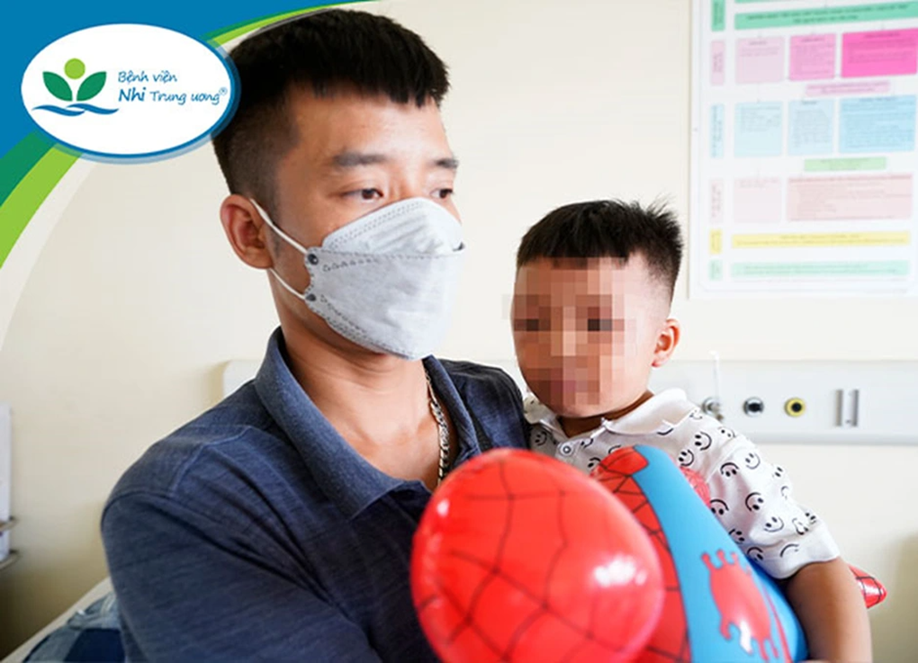 Bé 3 tuổi bị nhốt trong tủ đông vẫn sợ khi gặp người lạ, cần theo dõi sát - 1 Bé 3 tuổi bị nhốt trong tủ đông vẫn sợ khi gặp người lạ, cần theo dõi sát - 1