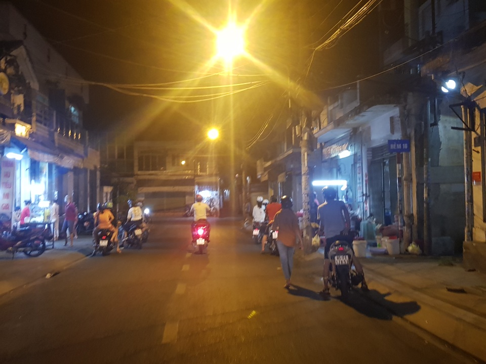 Hàng quán nhộn nhịp.jpg Hàng quán nhộn nhịp.jpg