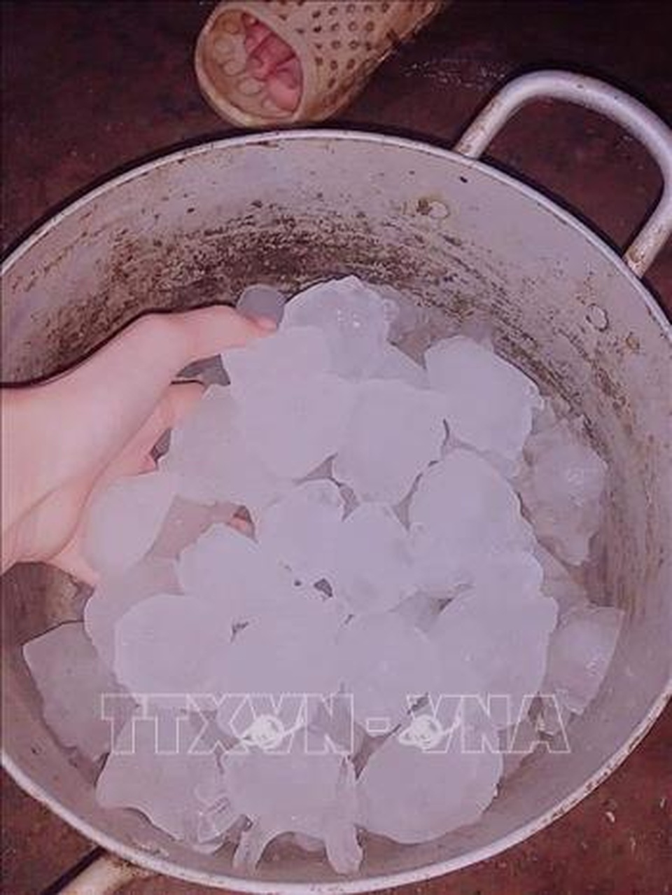 Mưa đá to hiếm thấy rơi thủng mái nhà, vỡ kính ô tô - 3 Mưa đá to hiếm thấy rơi thủng mái nhà, vỡ kính ô tô - 3